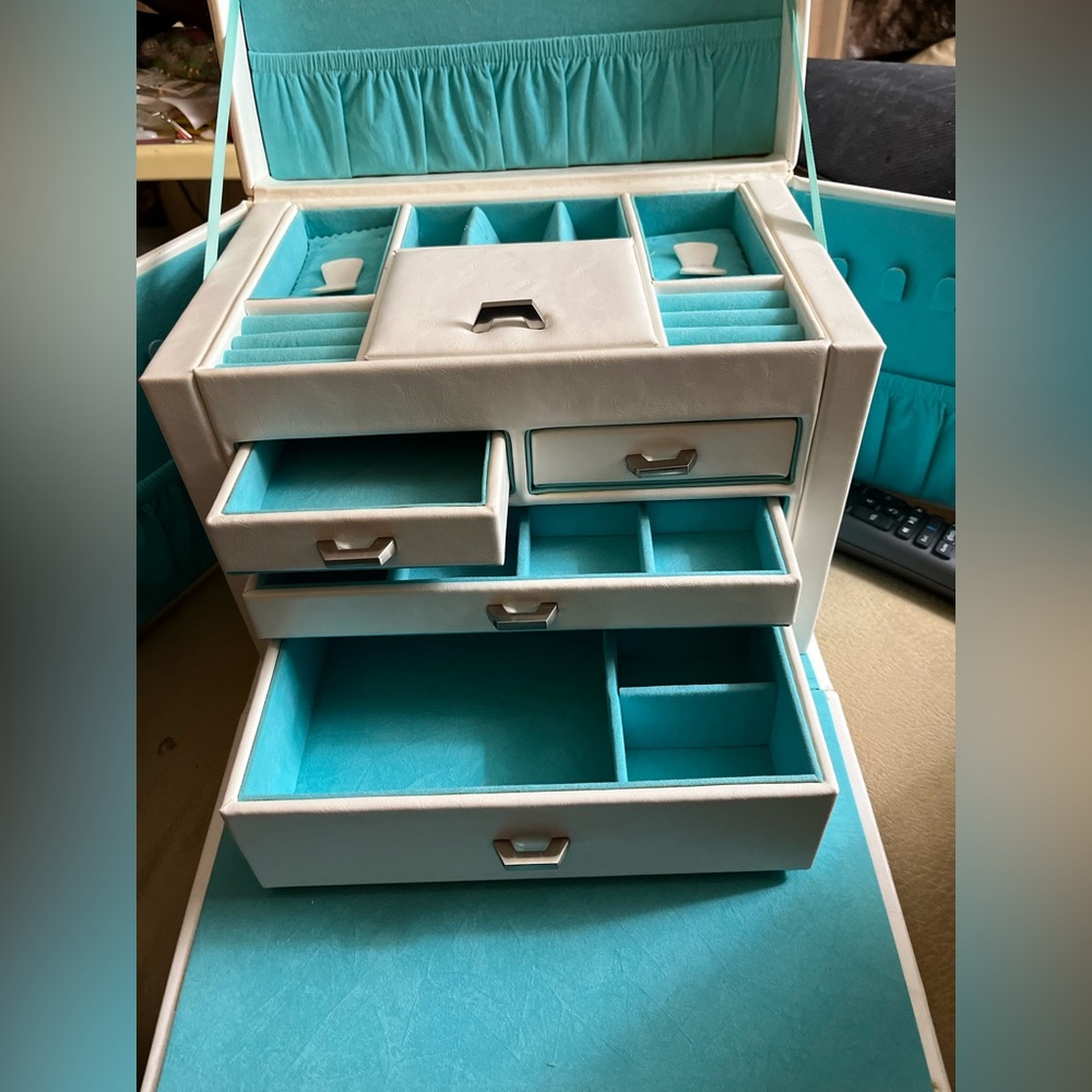 New With Flaw Origami Owl Locking Jewelry Storage Case White Leather Blue Inside